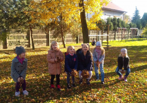 Dzieci rzucają liście w górę
